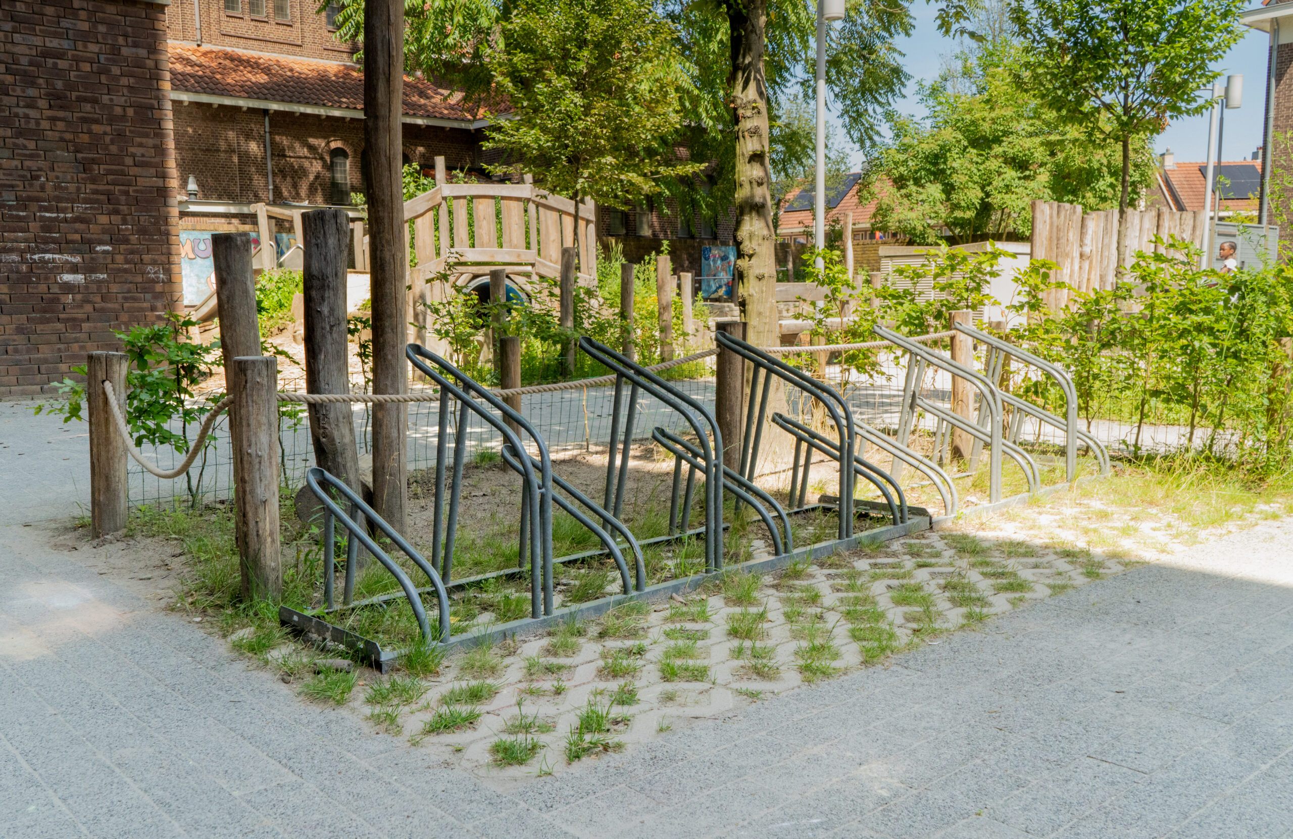Triangel Tilburg Fietsenrek op betongrastegels