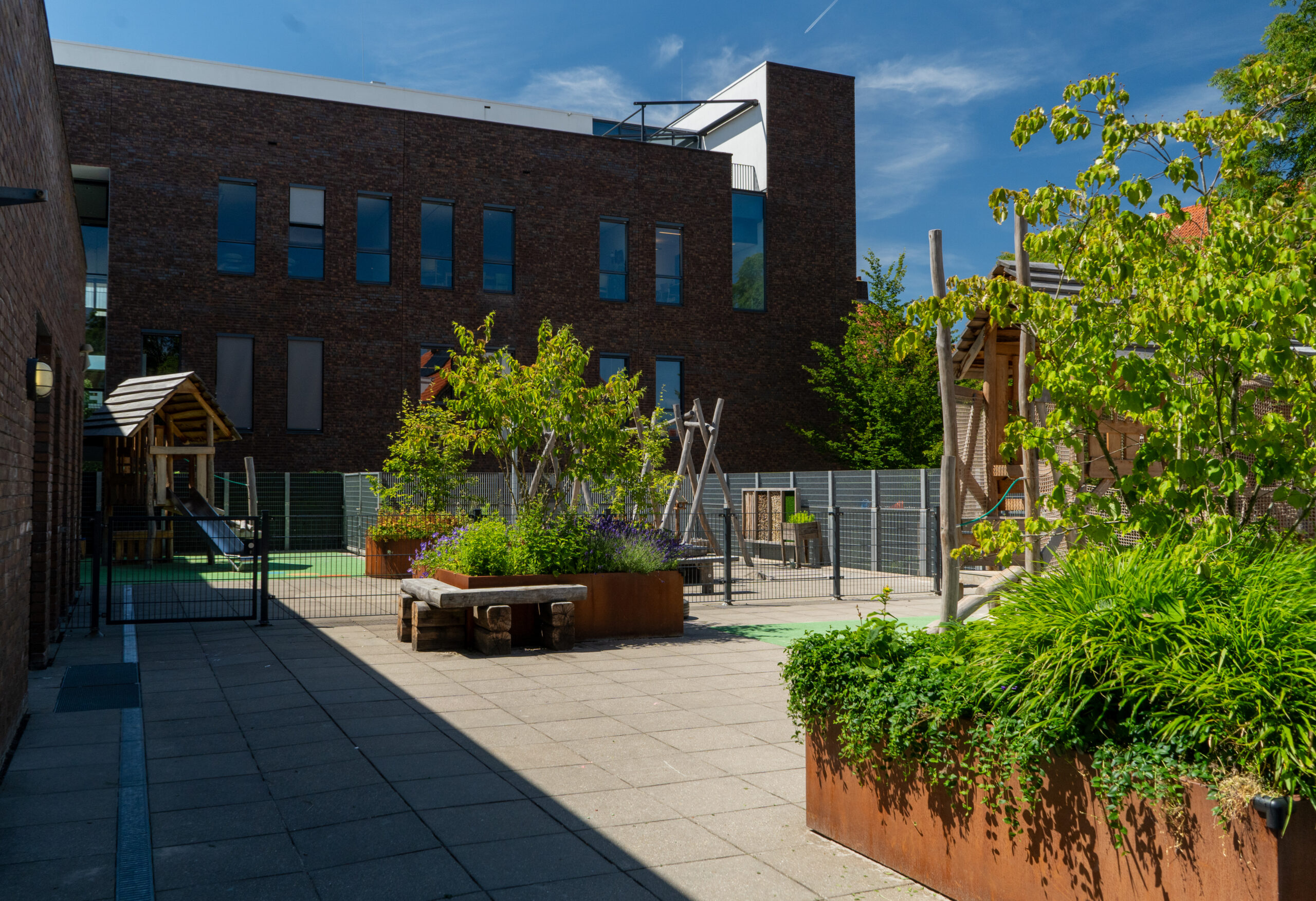 Triangel Tilburg Cortenstalen plantenbakken met beplanting