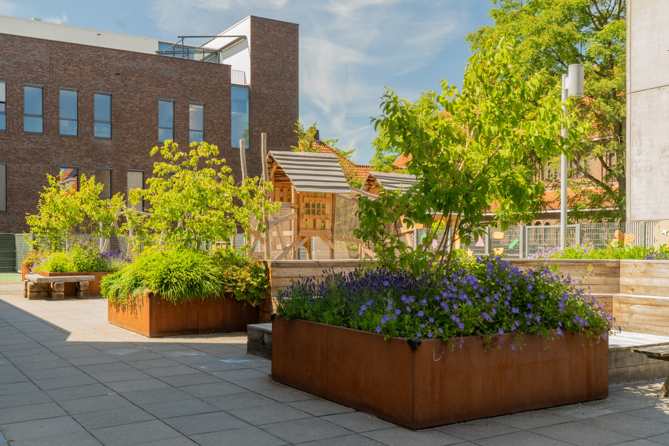Triangel Tilburg Cortenstalen plantenbakken met beplanting