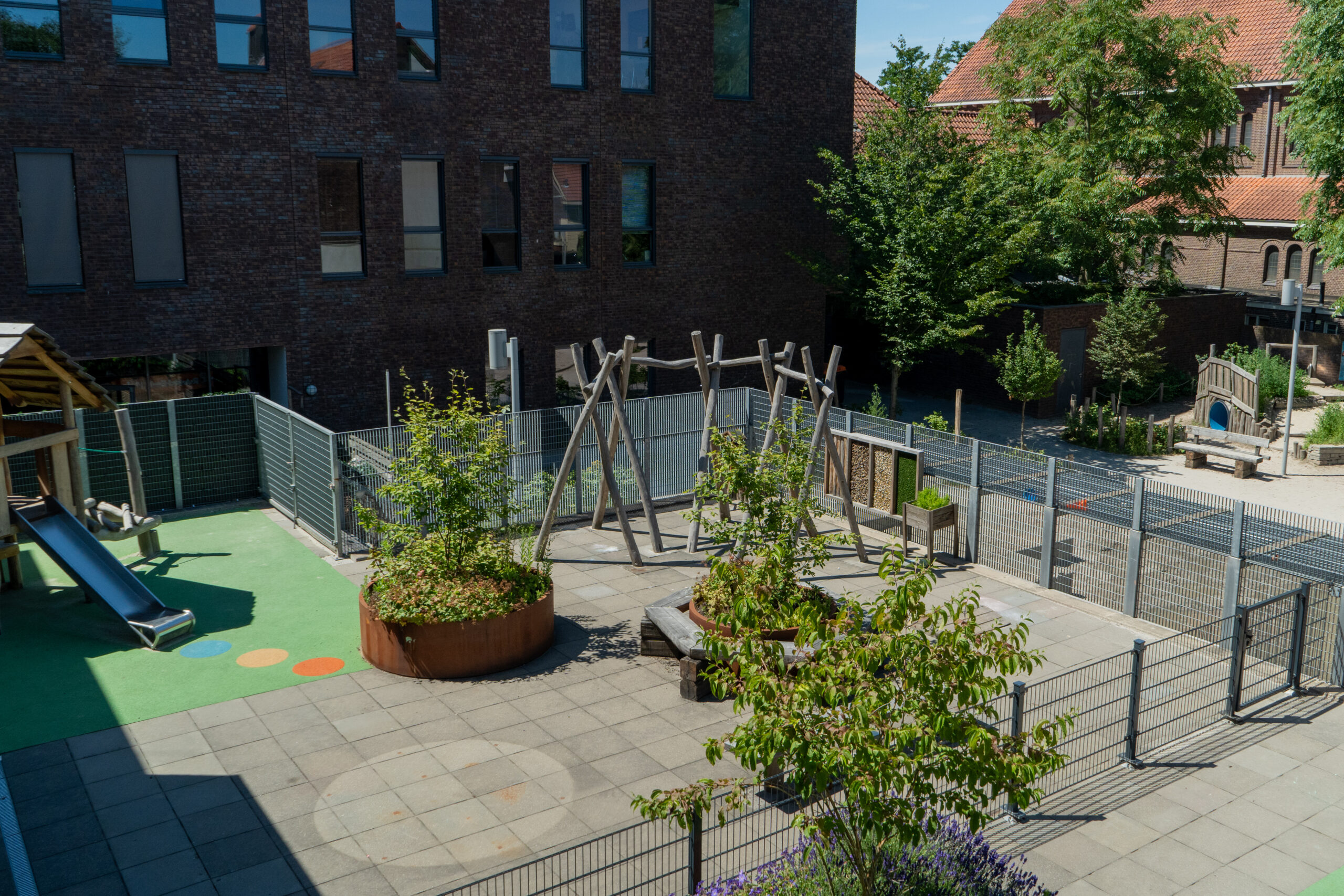 Triangel Tilburg schoolplein op een dak