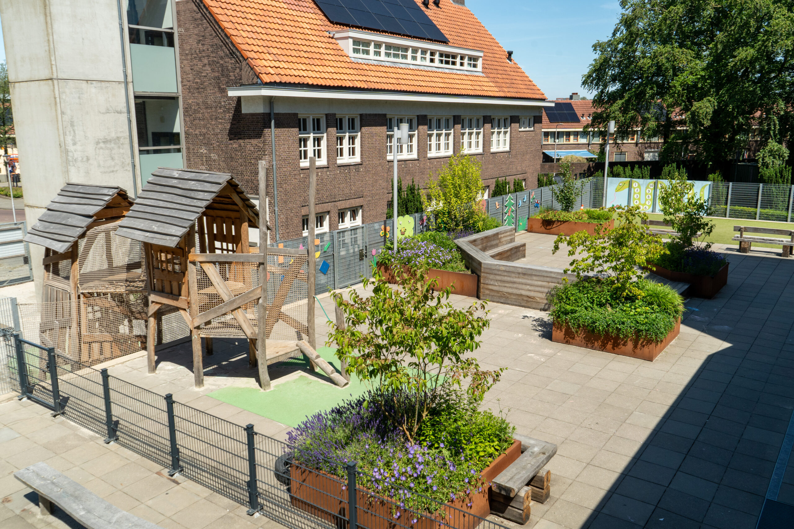 Triangel Tilburg Schoolplein op een dak
