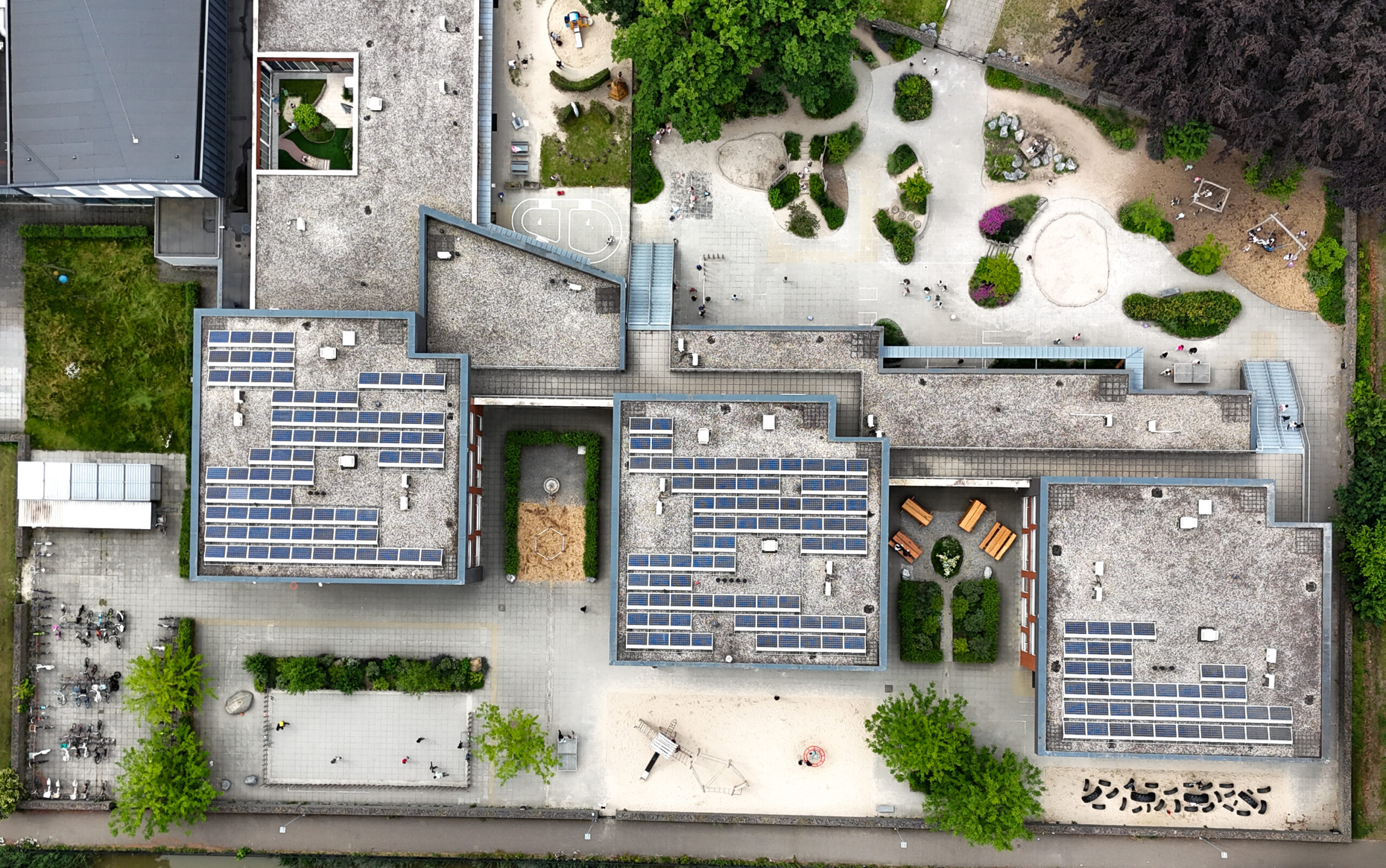 Aan de Bron Weert Luchtfoto van groenblauw schoolplein bij Aan de Bron in Weert