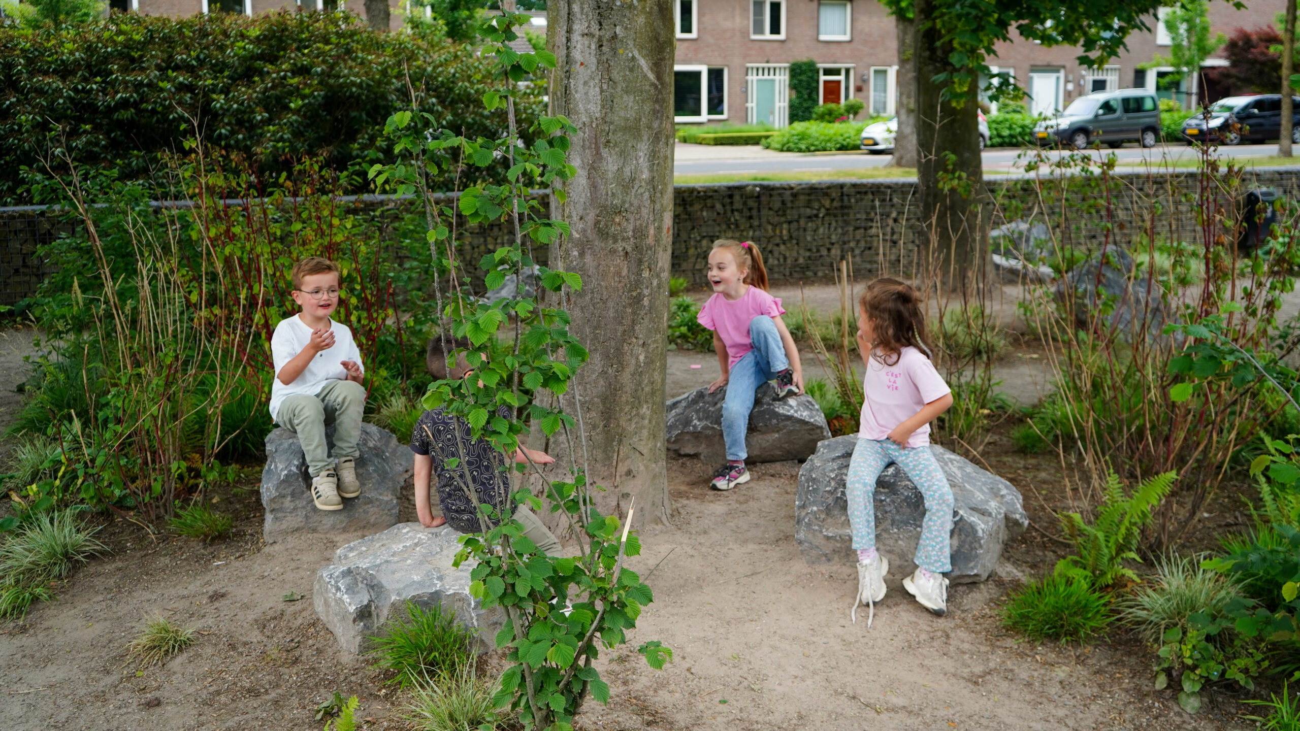 Aan de Bron Weert Kinderen spelen in een speelbos op het nieuwe schoolplein bij Aan de Bron
