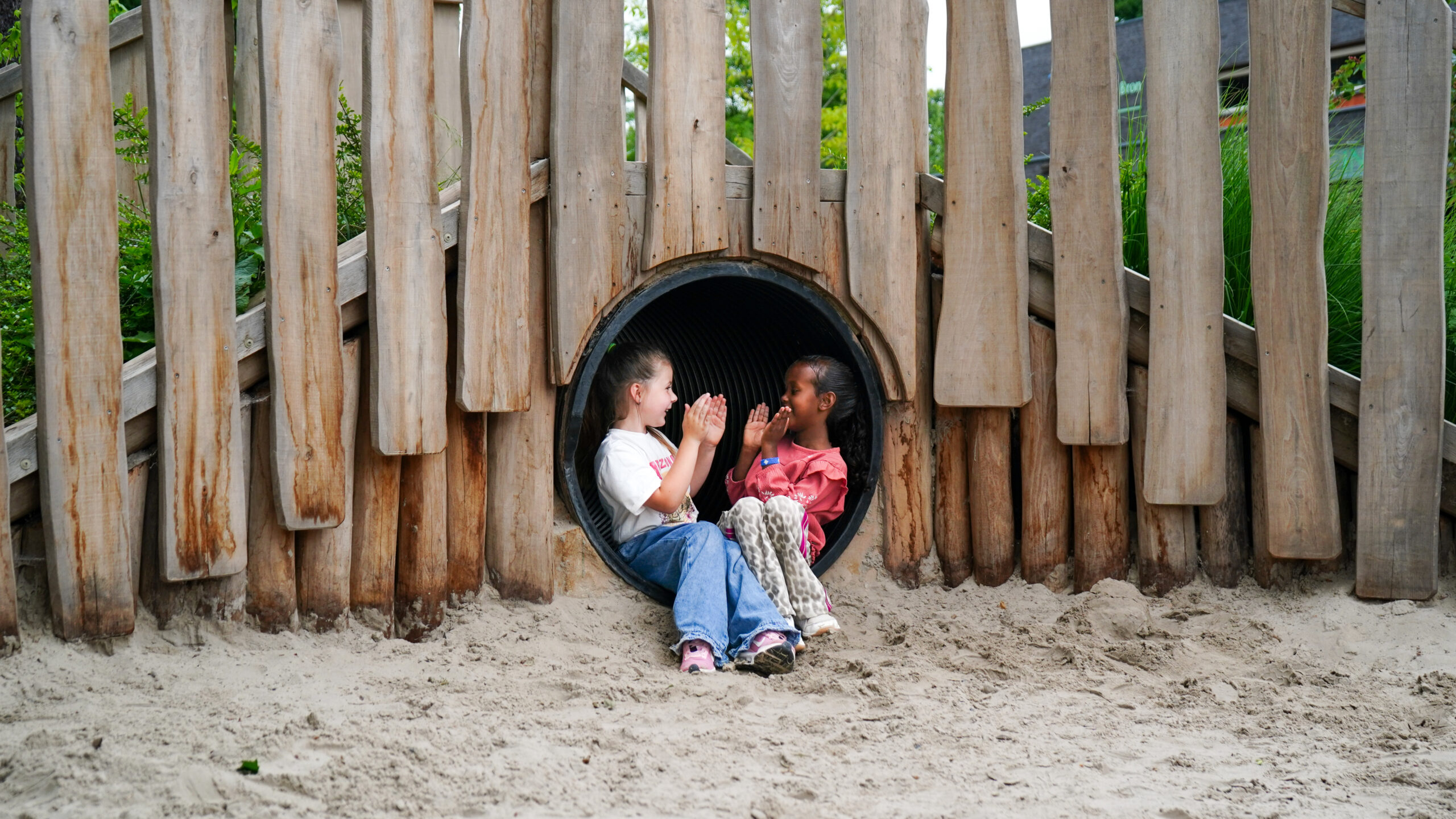 Aan de Bron Weert Tunnel onder speelheuvel op schoolplein Aan de Bron Weert