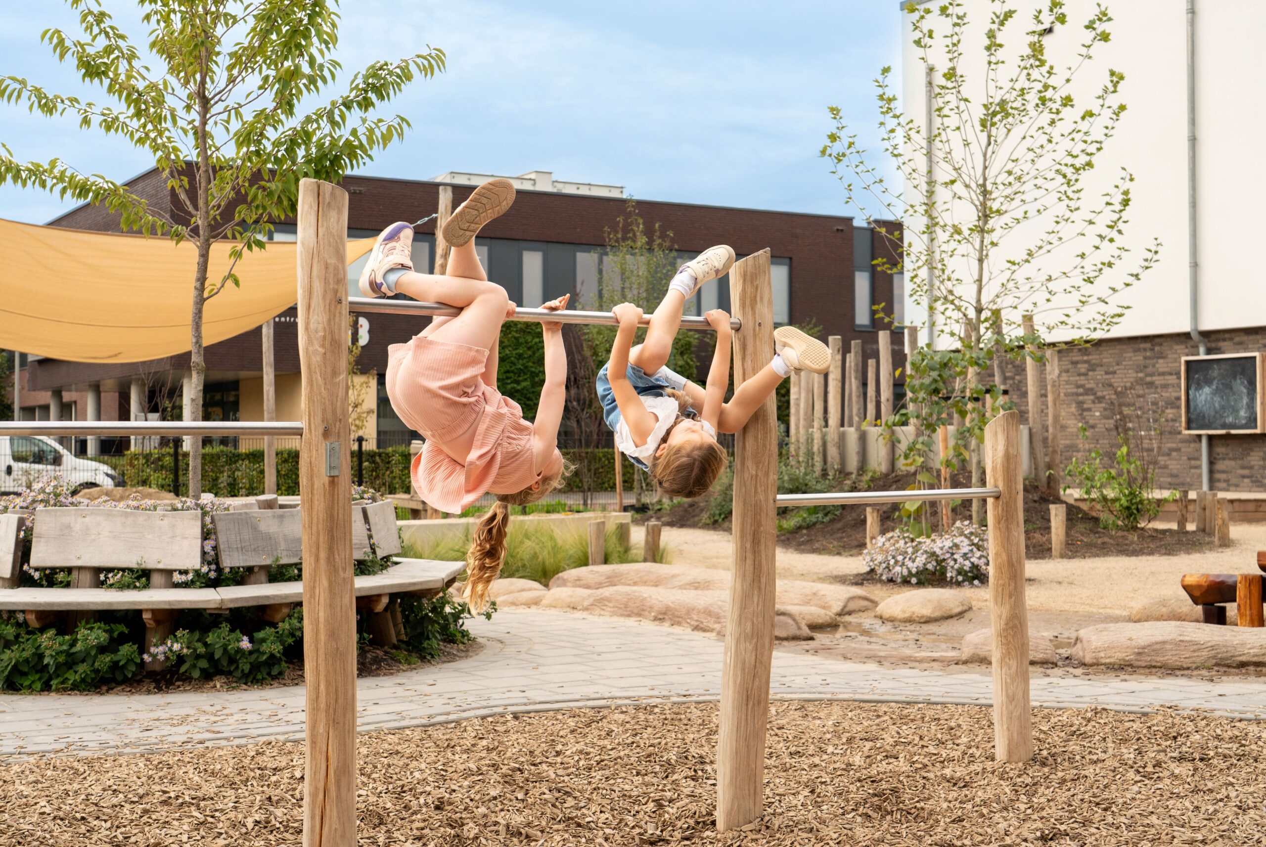 Basisschool Heilig Hart Dongen Kinderen spelen op robina houten trio-duikelhek