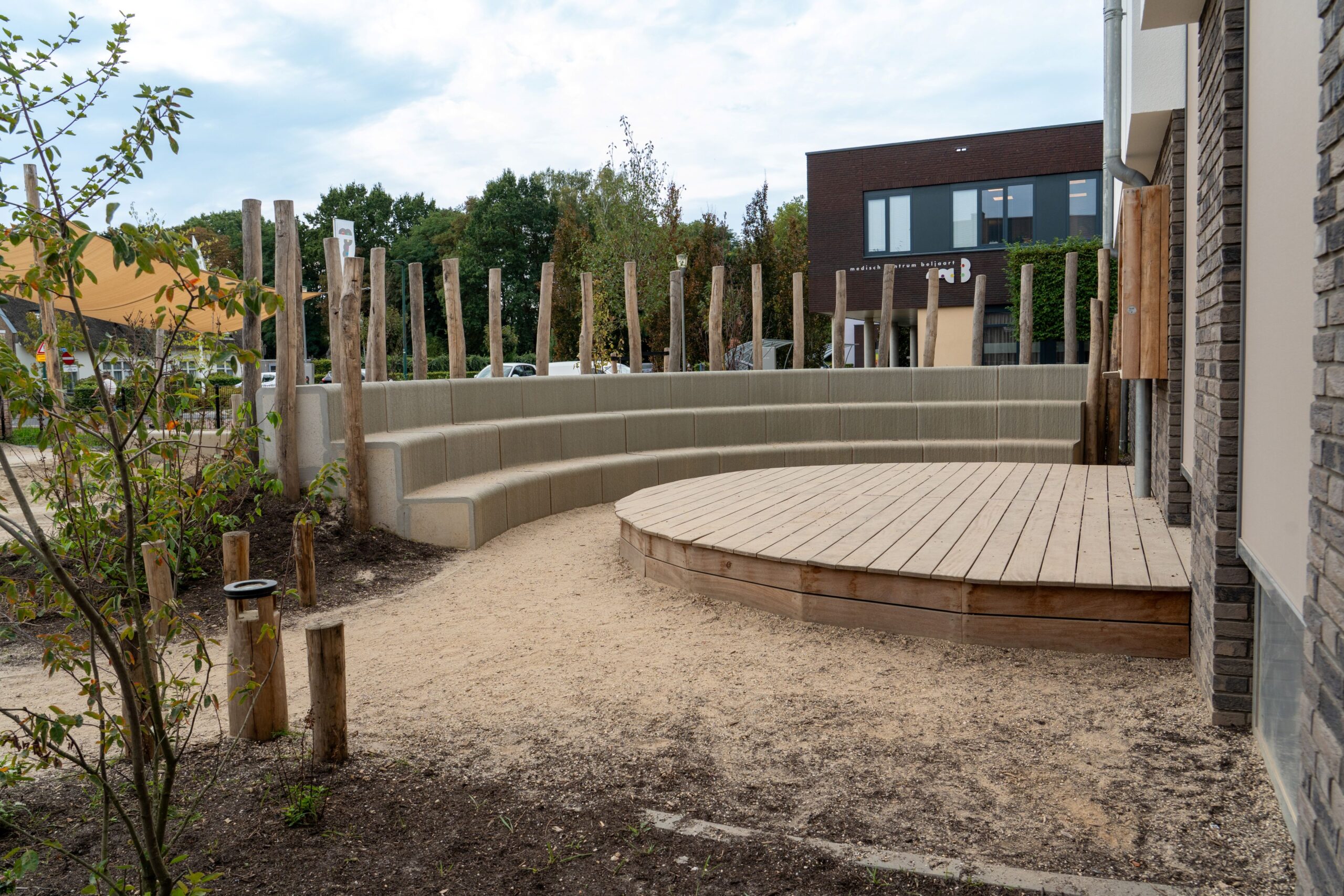 Basisschool Heilig Hart Dongen Amfitheater met 3d geprinte betonnen tribune en houten vlonder podium