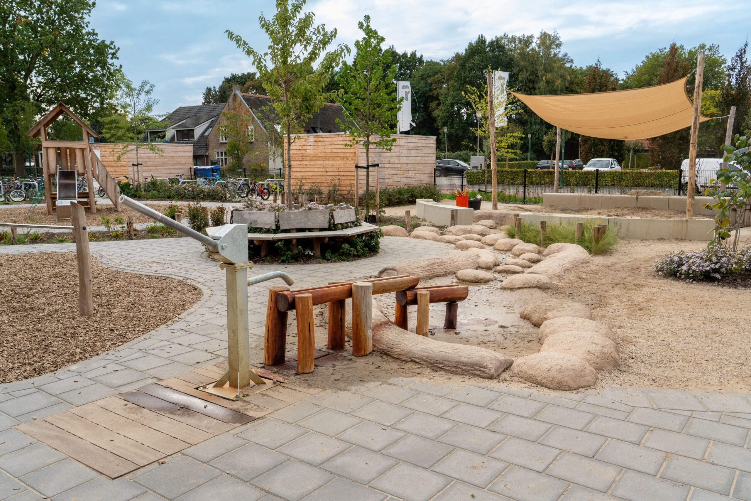 Basisschool Heilig Hart Dongen Waterpomp met watergoot en wadi op groenblauw schoolplein Heilig Hart Dongen
