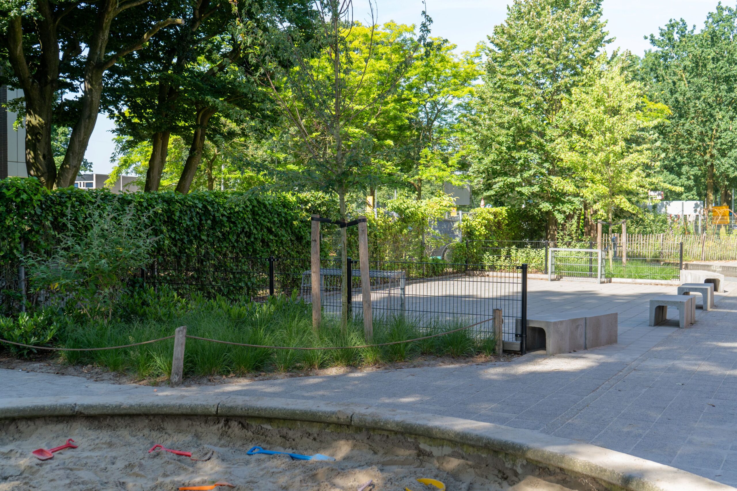 Montessori Kindcentrum De Petteflet Zandbak en hockeyveld op schoolplein De Petteflet in Tilburg