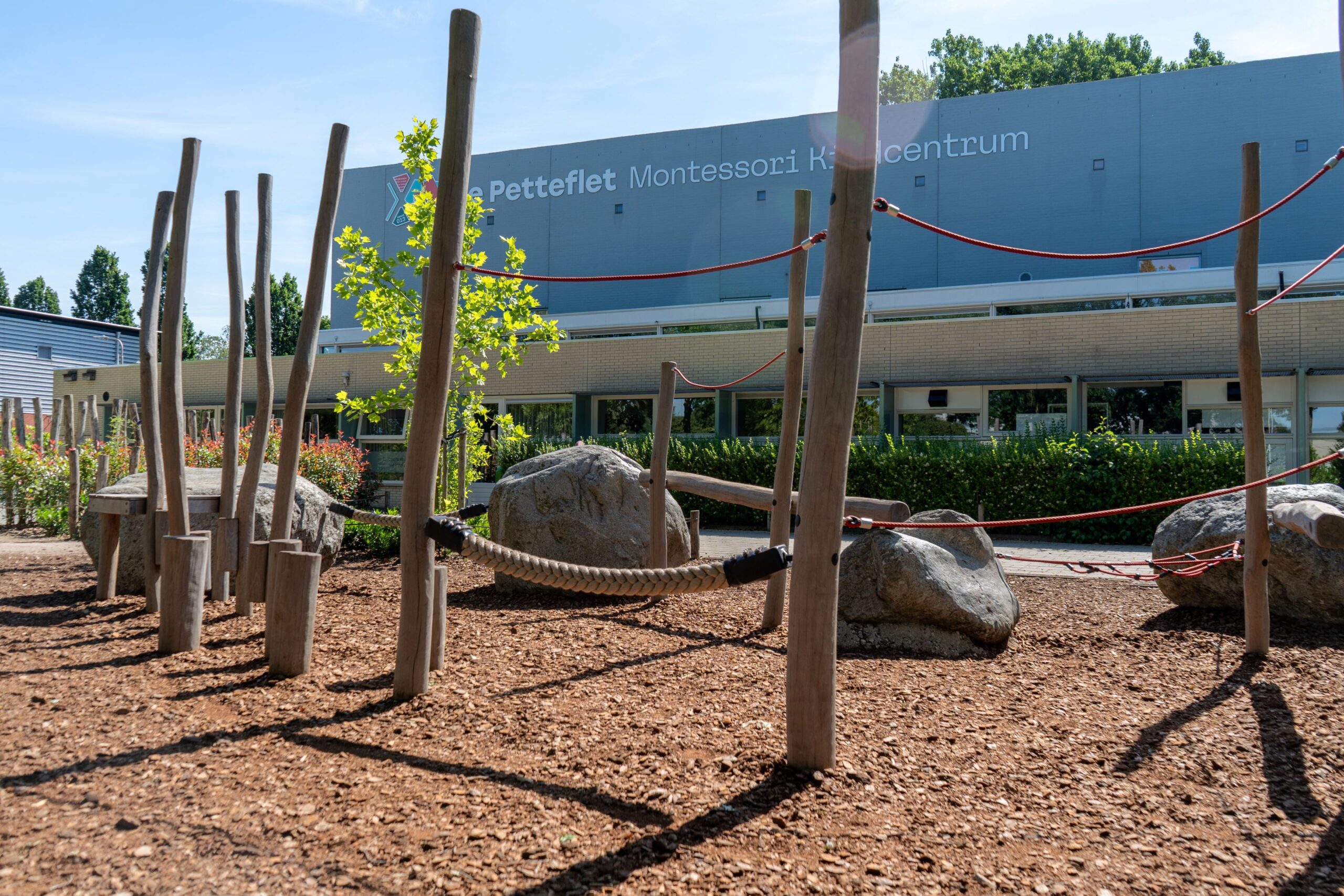 Montessori Kindcentrum De Petteflet Balansparcour op bestaande stenen schoolplein De Petteflet Tilburg