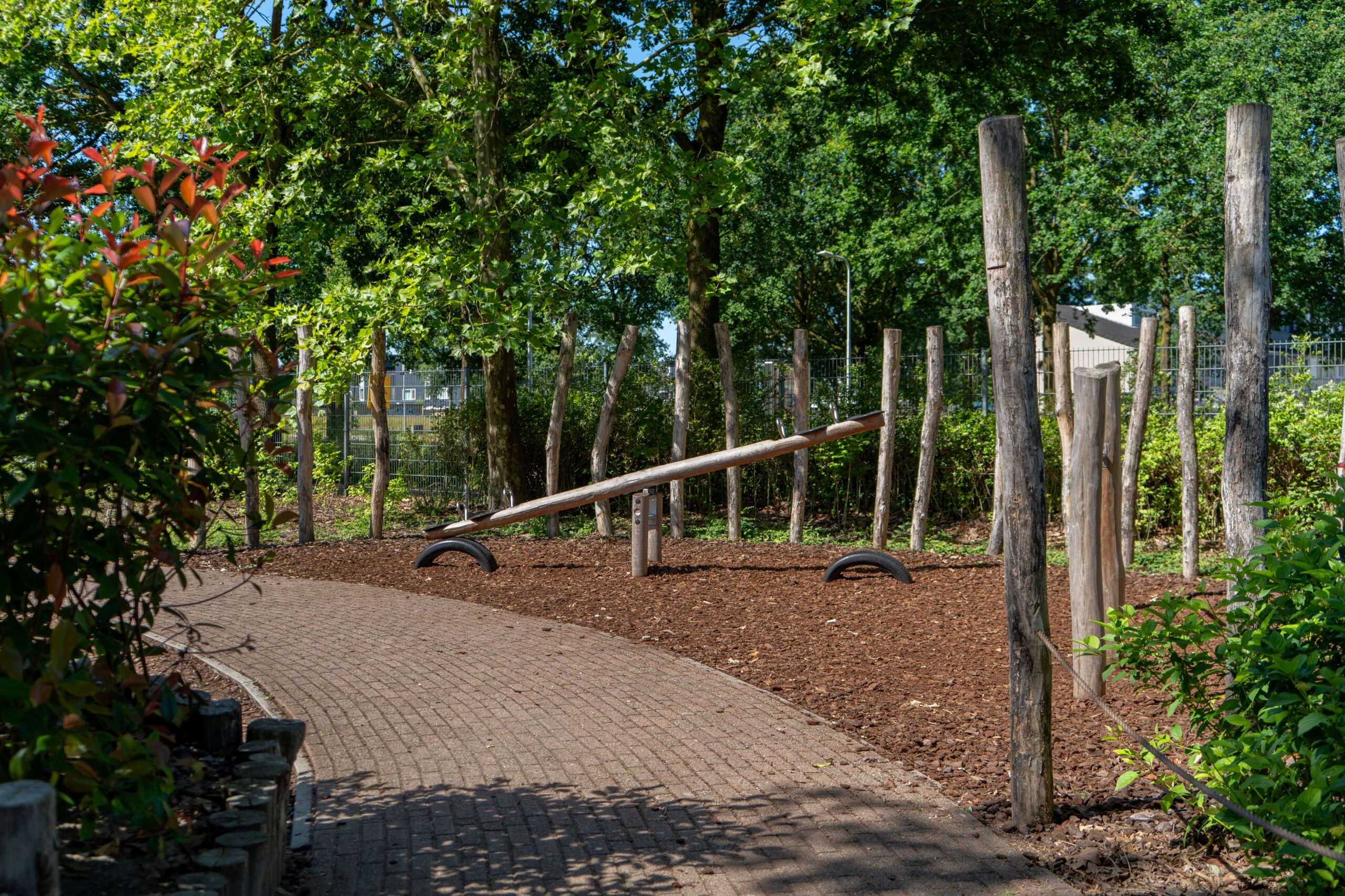 Montessori Kindcentrum De Petteflet Wipwap op het vernieuwde groene schoolplein van De Petteflet