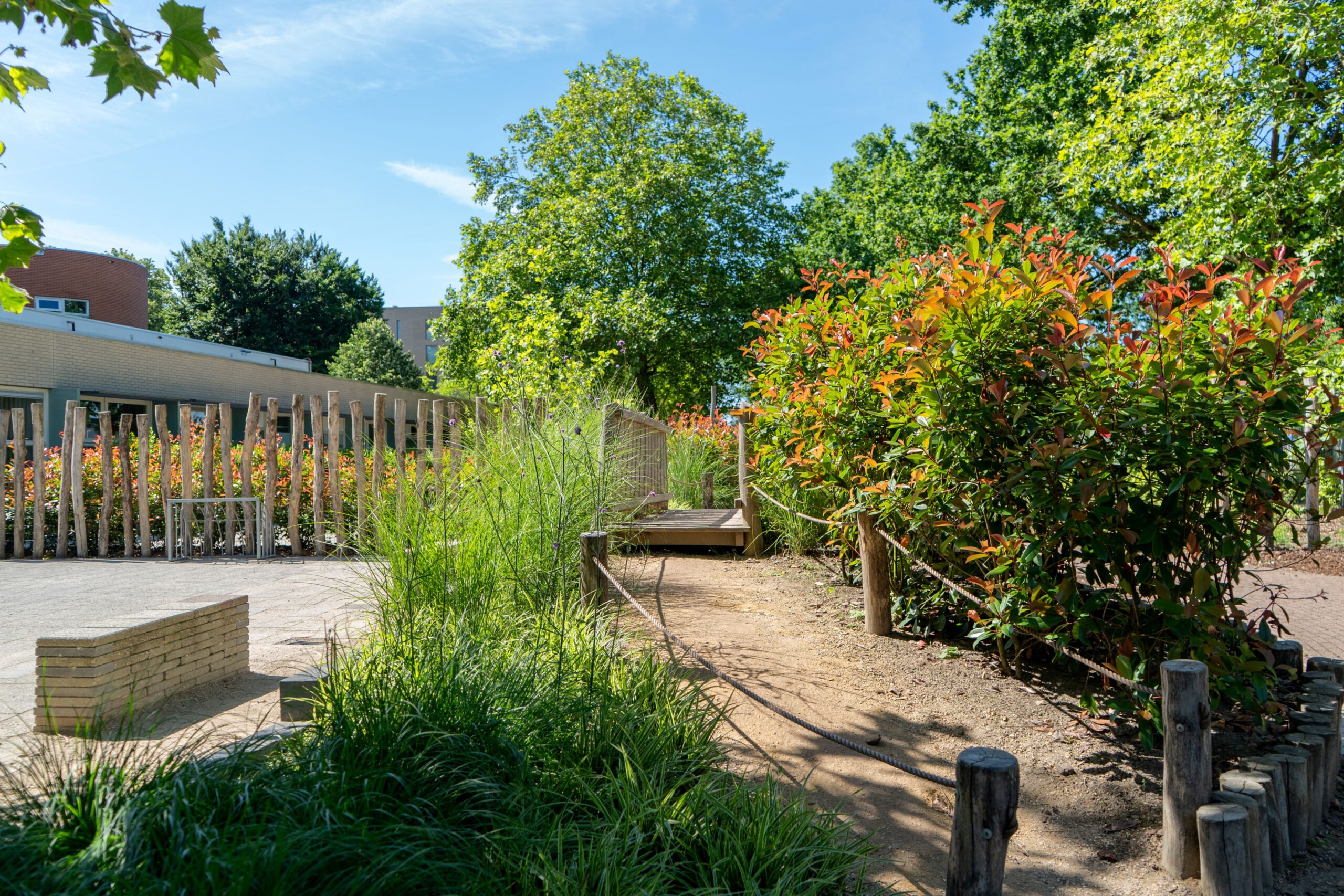 Montessori Kindcentrum De Petteflet Speelbrug tussen het groen en voetbalveld met robina houten palen